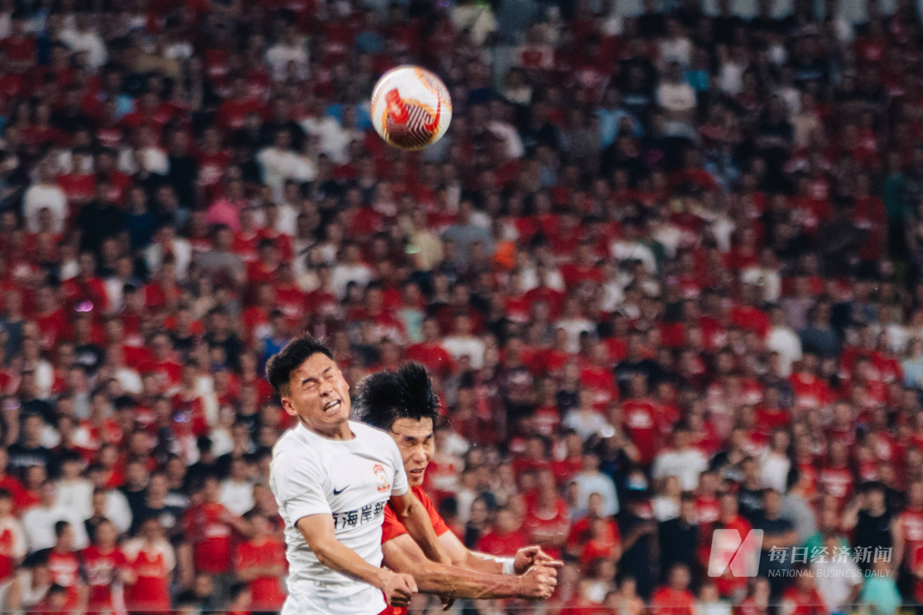 关于球场上热闹非凡真情与拼搏并存的信息