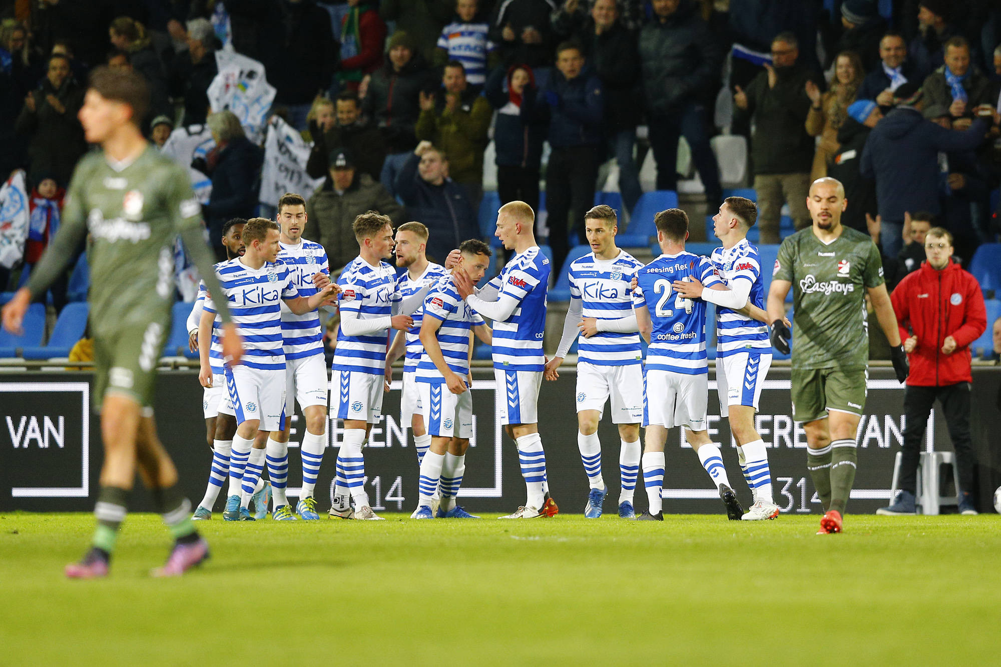 aoa体育课程-关于法兰克福球员集体休假，备战下一轮比赛的信息