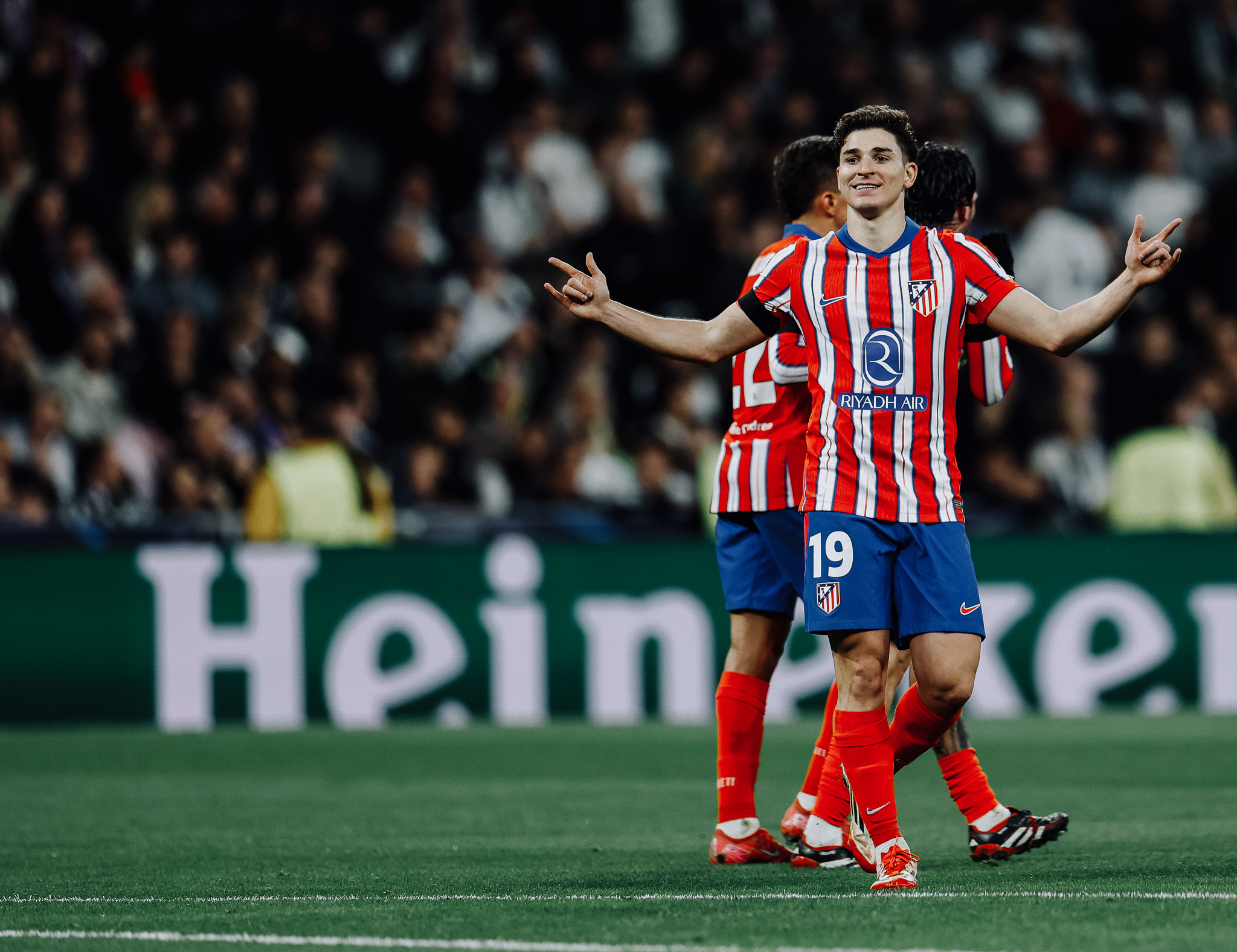 aoa体育直播-阿尔梅里亚中场奋力拼抢，助球队逃离危险区的简单介绍