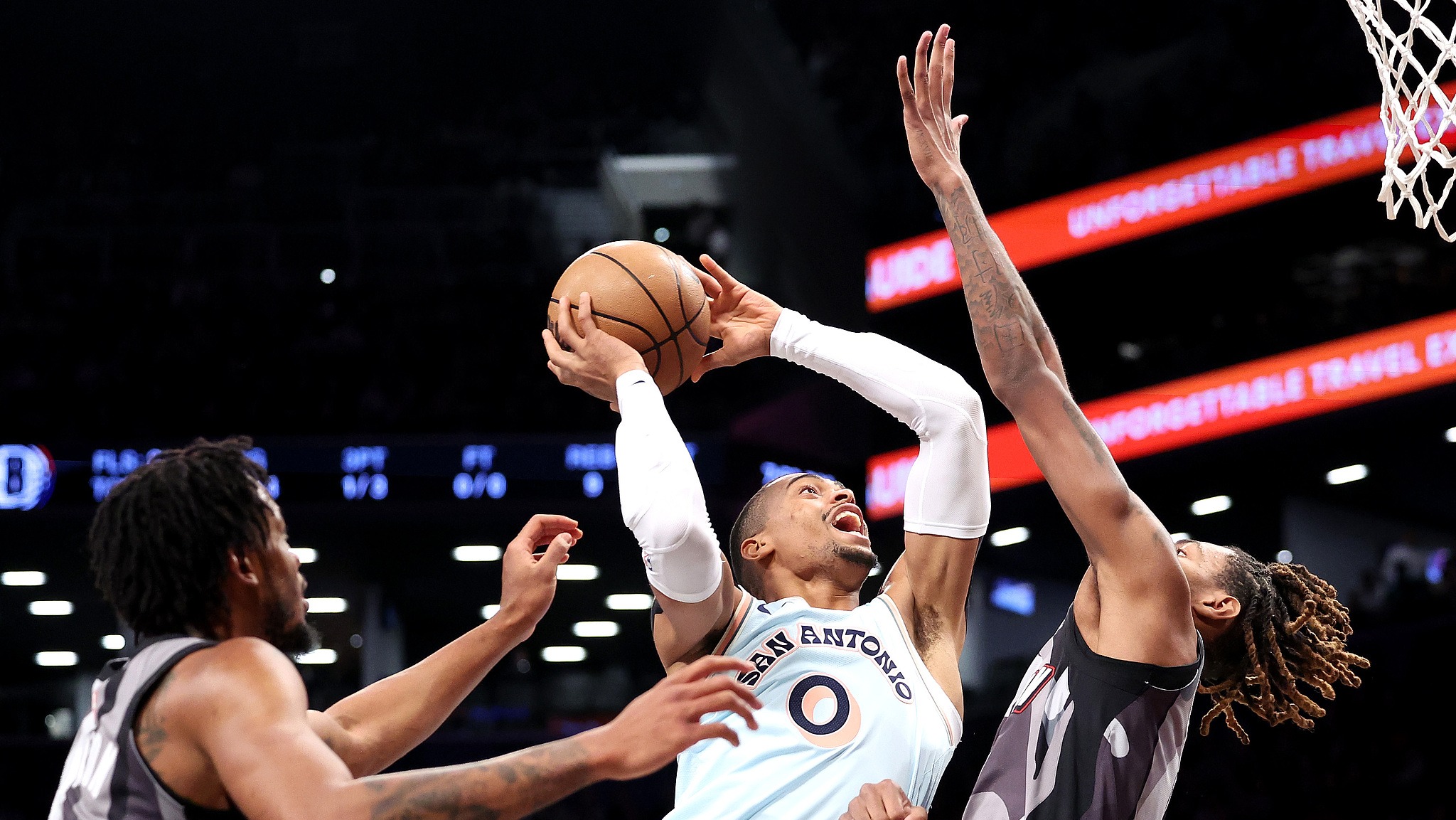 篮网主场力克马刺,拉塞尔神勇表现 篮网主场力克马刺,拉塞尔神勇表现