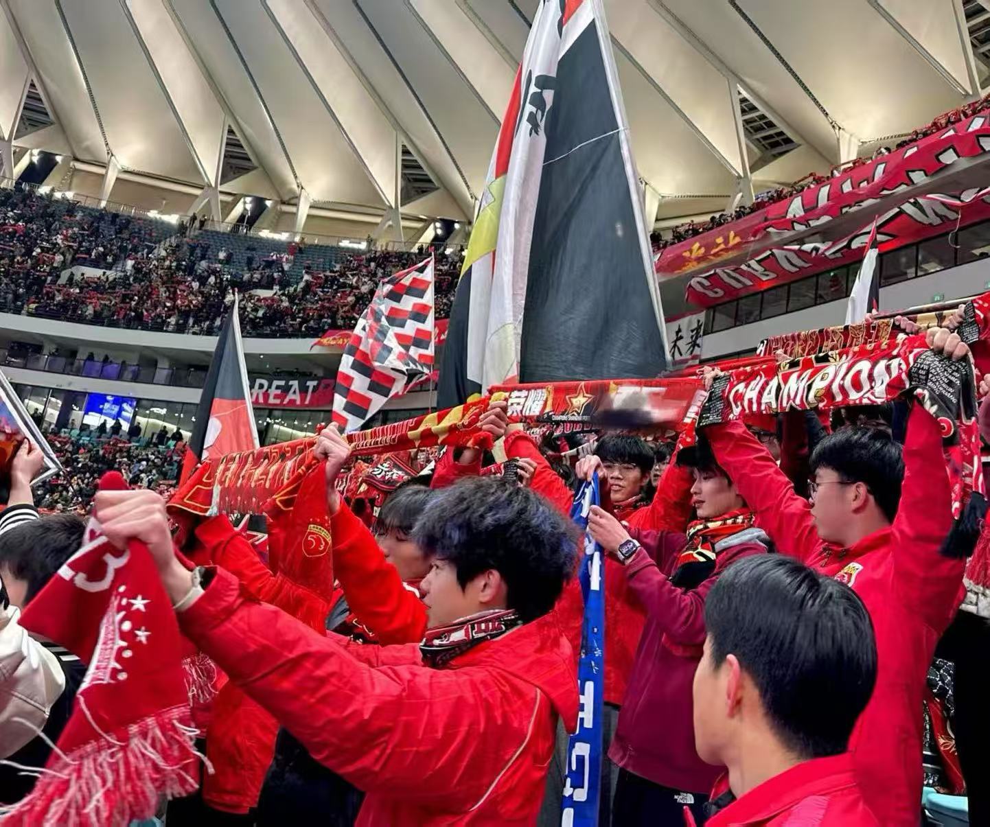 aoa体育-上海海港在欧洲杯中打出破门，被誉为全场沸腾