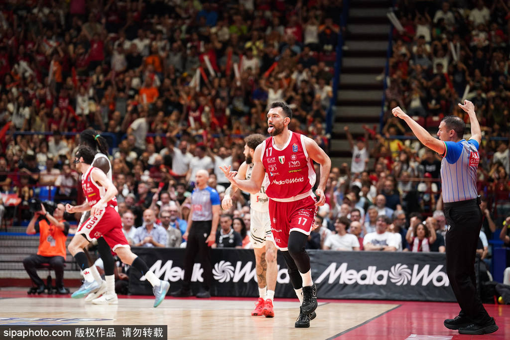 aoa体育官网-米兰主场篮球比赛吸引大批球迷观看