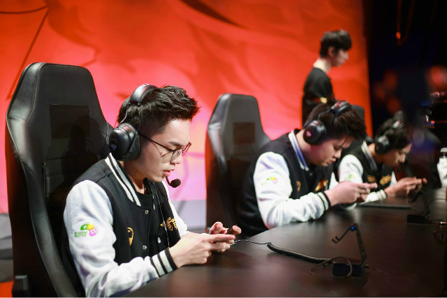 包含传统强队再度相遇，角逐赛场上荣耀的词条