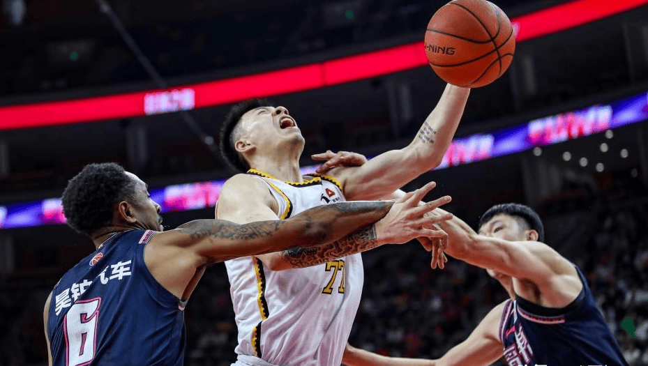 新疆男篮不敌广东队,遭遇两连败 新疆男篮不敌广东队,遭遇两连败