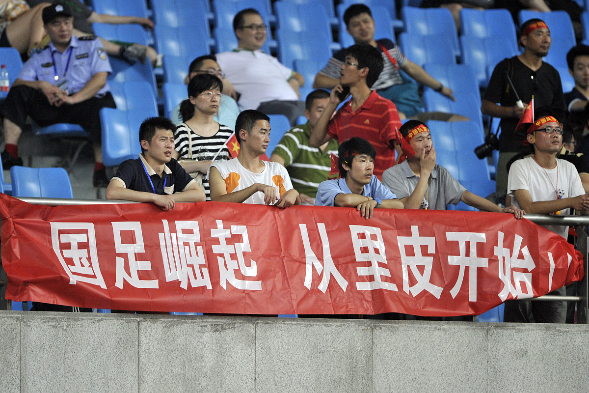 aoa体育新闻-上海球队不敌对手，球迷盼望未来比赛表现更出色