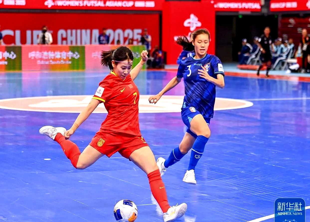 aoa体育馆-劲爆角逐！女子足球队实力拼搏相争