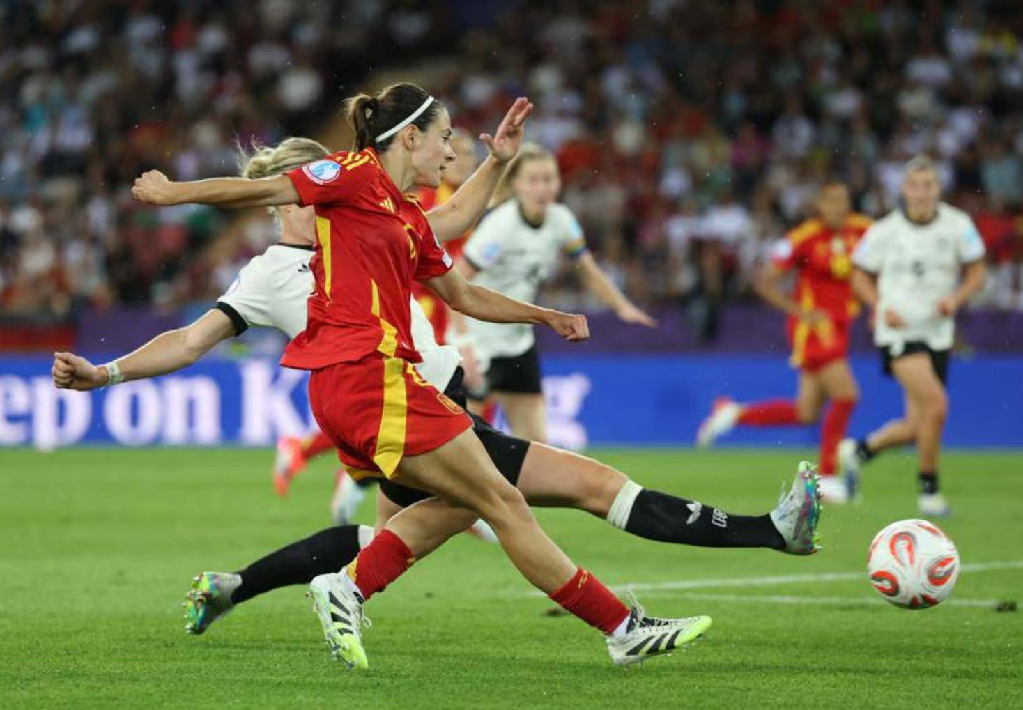 包含热血角逐：女足比赛现场全力以赴的词条