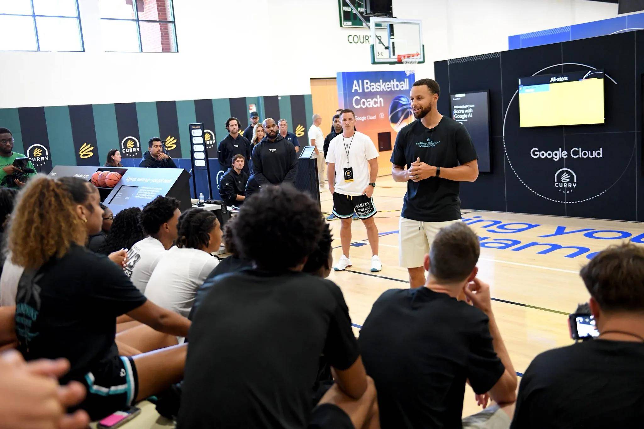 aoa体育馆-库里术后复出，重返球场令球迷激动万分