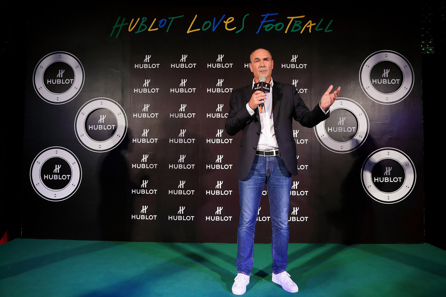 非洲天才球员加盟豪门,朝着荣耀前进 非洲天才球员加盟豪门,朝着荣耀前进