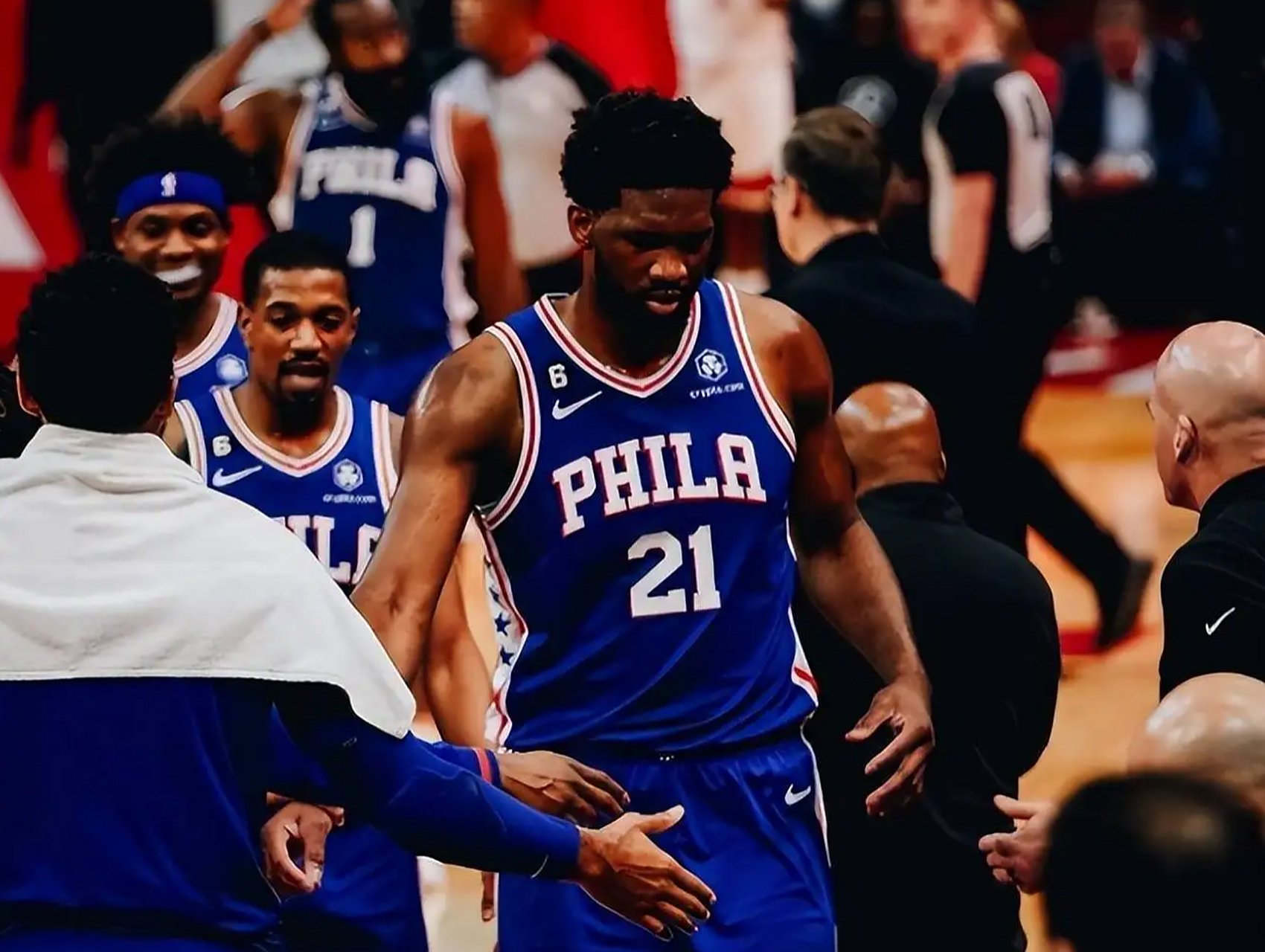 76人不敌火箭,陷入连败 76人不敌火箭,陷入连败