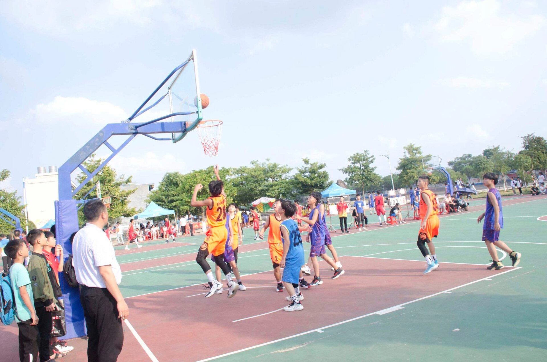 周末的篮球比赛给球迷带来了激动人心的时刻 周末的篮球比赛给球迷带来了激动人心的时刻