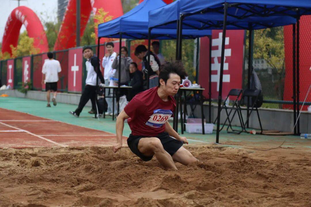 aoa体育活动-关于全力以赴迸发体育精神，挑战极限求登顶的信息