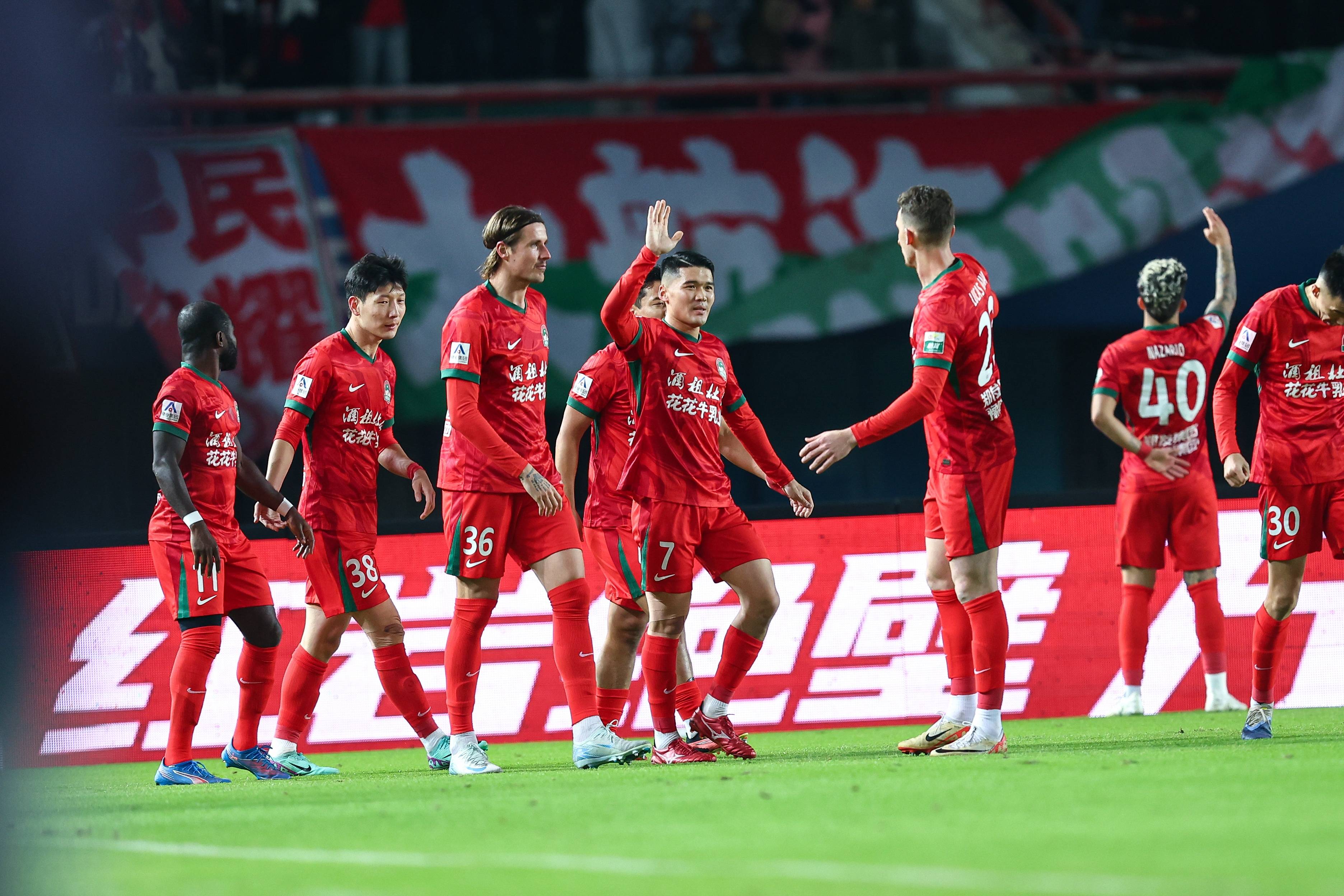 球员集训时受伤,球队备战计划被打乱 球员集训时受伤,球队备战计划被打乱