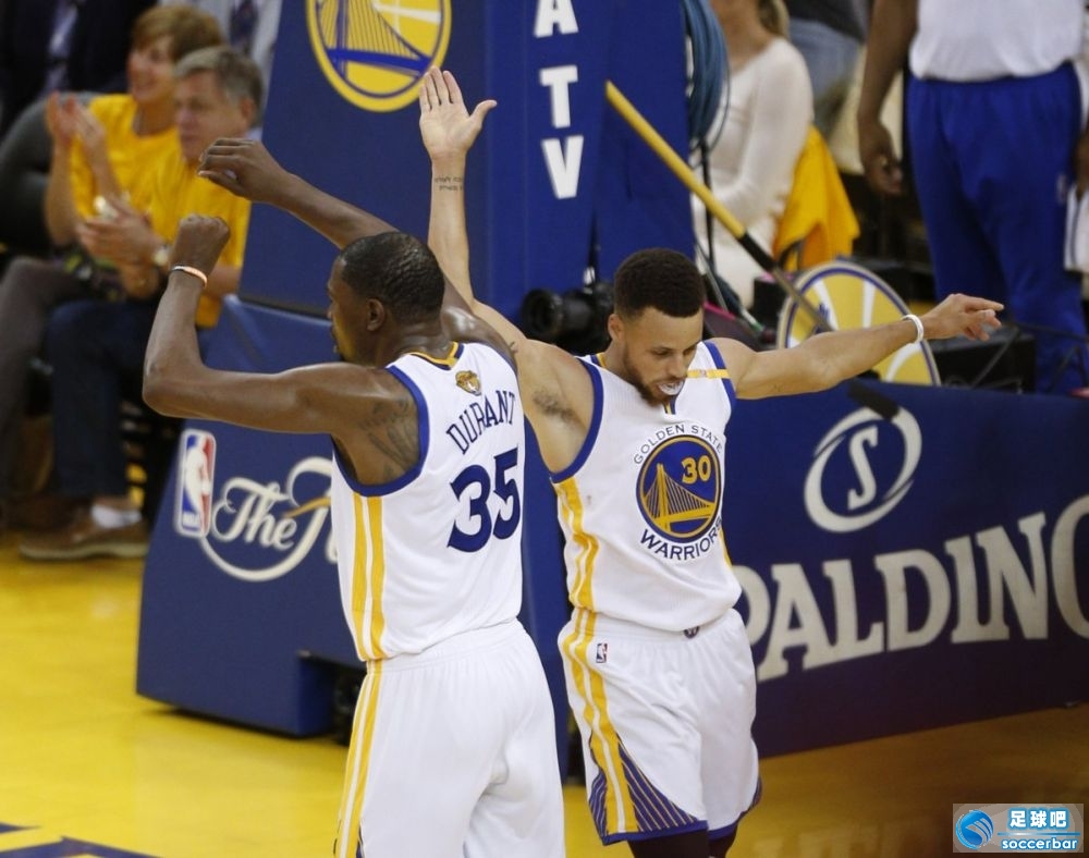 前所未有：历史性足球战役激烈展开的简单介绍