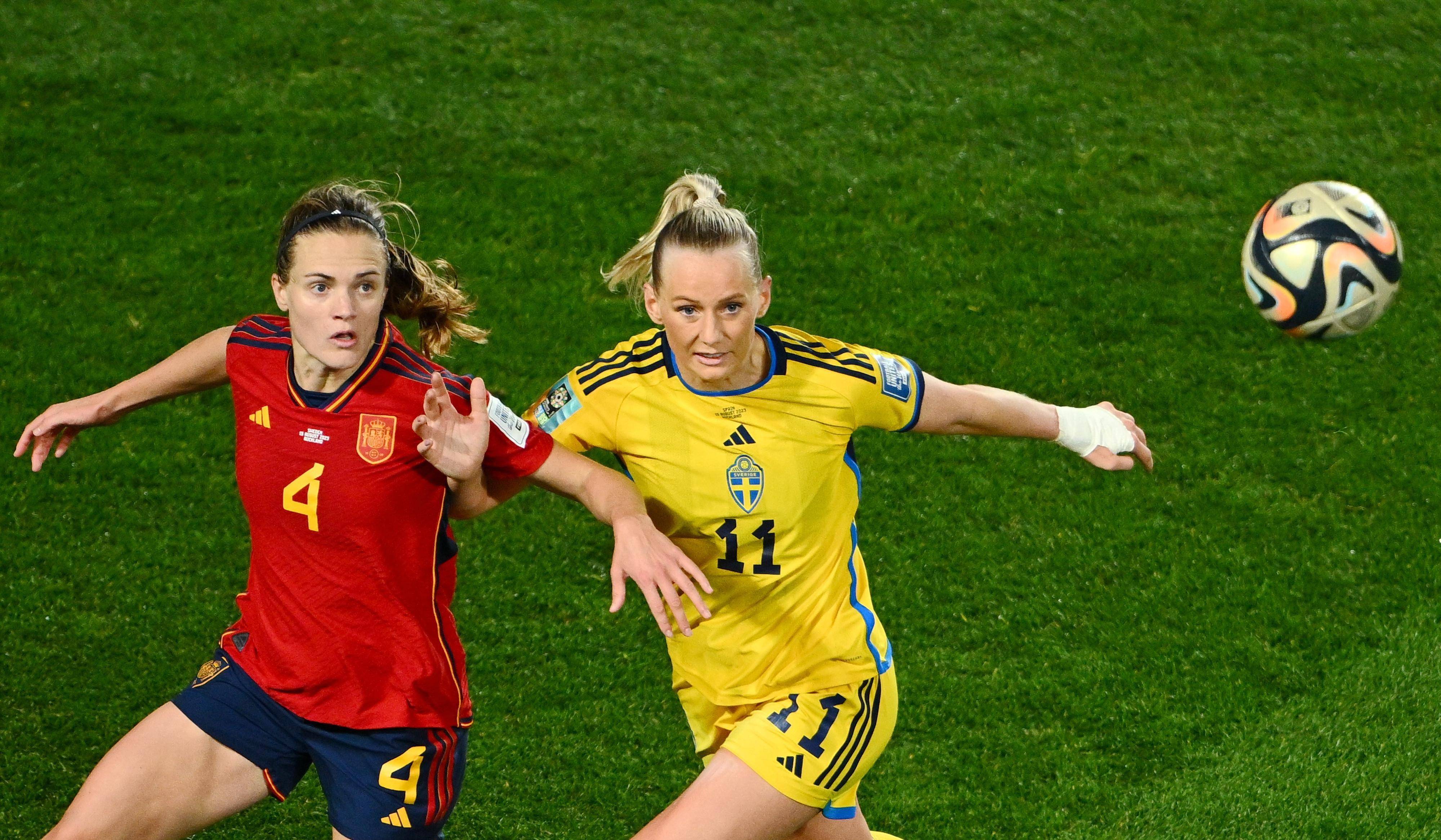 aoa体育新闻-足球比赛中女性选手展现不凡成绩