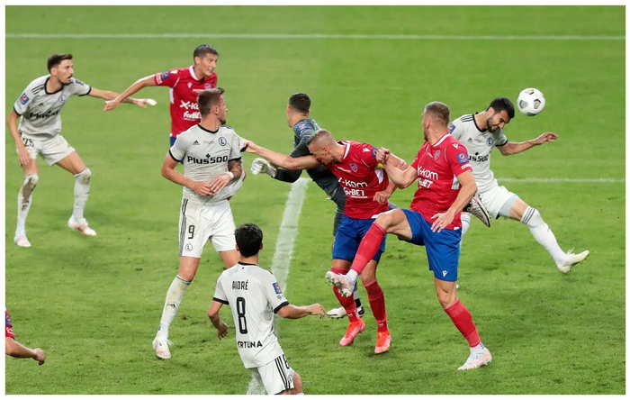 华沙改革队在比赛中踢出精彩比赛