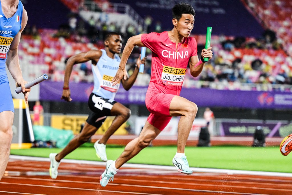 包含田径比赛中，选手突破障碍勇夺第一！的词条